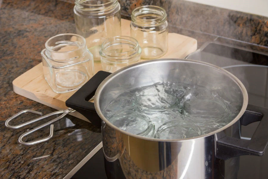 Frascos esterilizados de vidrio con agua caliente para envasar DATE SRL ¿Cómo esterilizar?