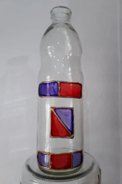 Botella de vidrio decorada ideal para guardar agua en la heladera